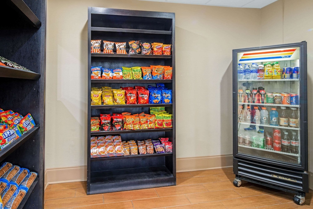 La Quinta Inn & Suites by Wyndham Gonzales LA 24/48