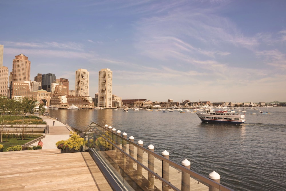 YOTEL Boston, Select by Hilton 75/79