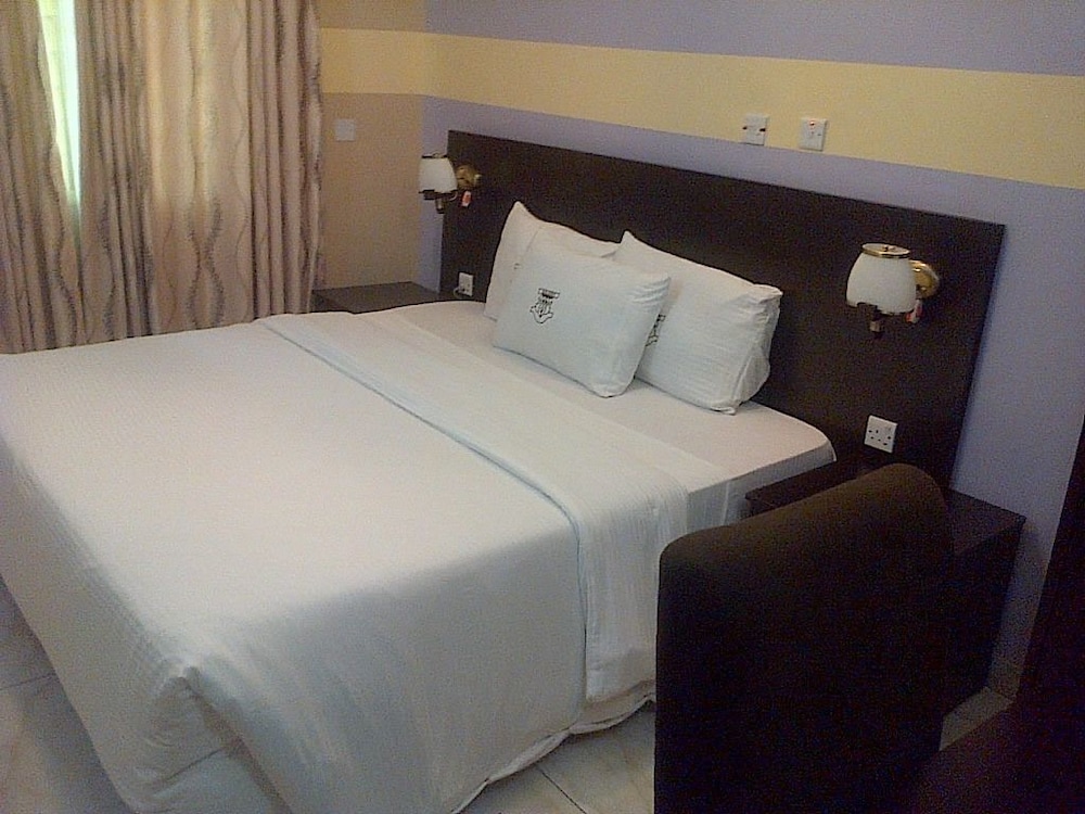Esado Suites And Conference Oregun 5/11
