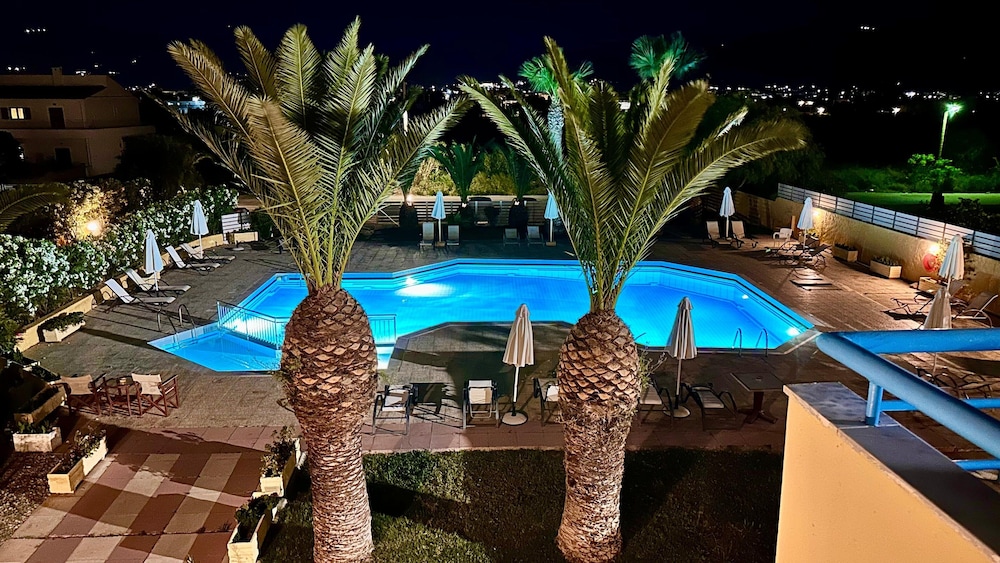 Leonidas Hotel & Studios 58/65