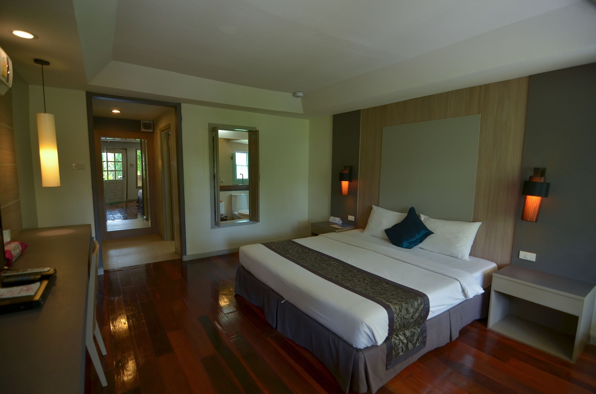 DELUXE, DOUBLE OR TWIN BED