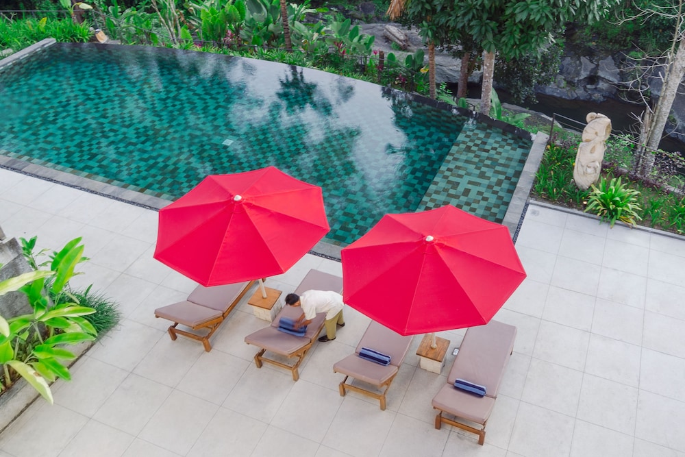 Labak River Hotel 8/71