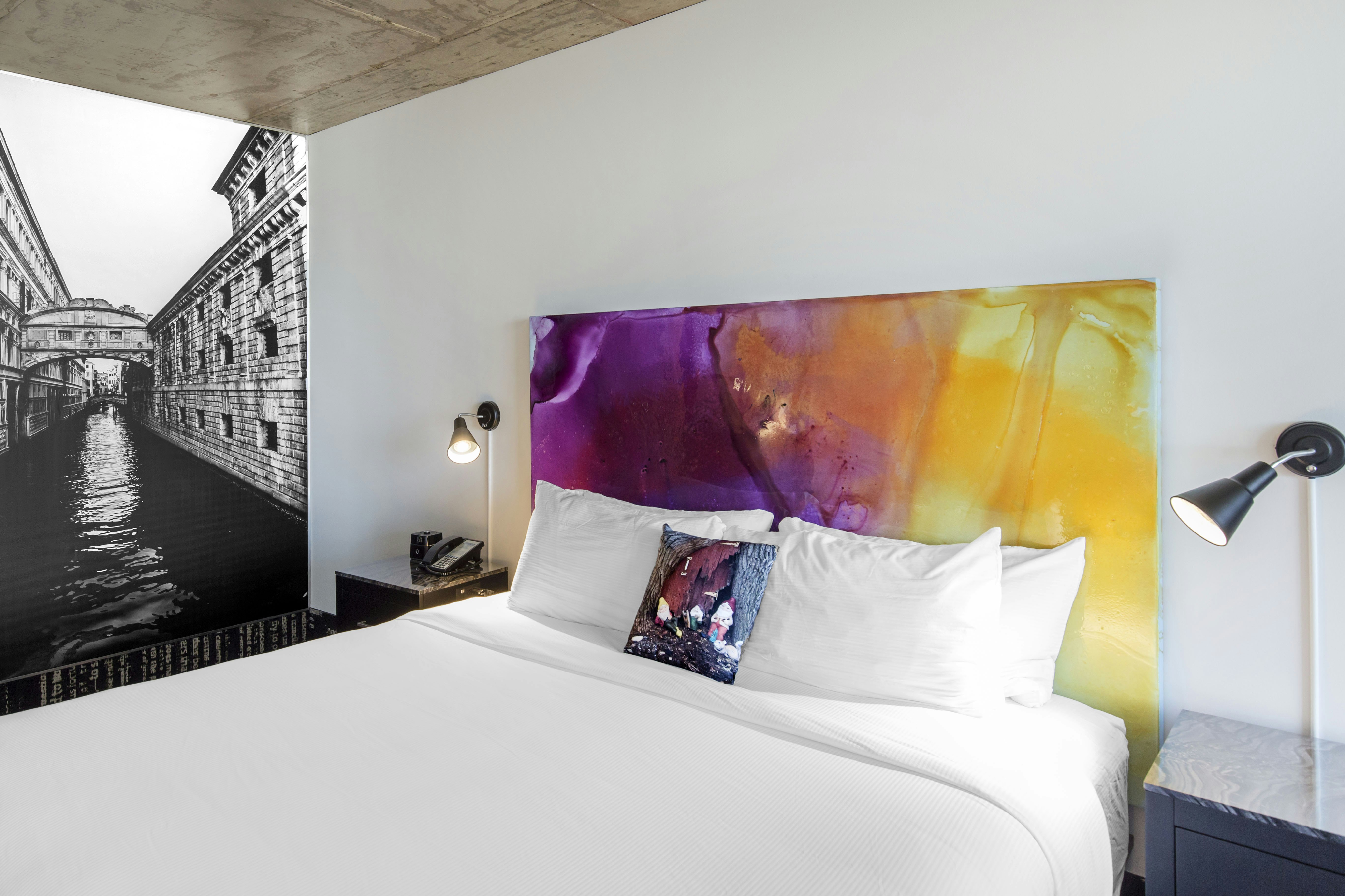 ROOM, KING BED, CORNER, ACCESSIBLE