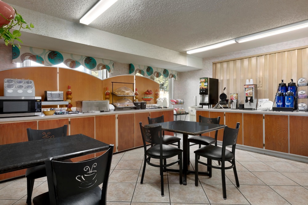 Ramada by Wyndham San Antonio Near SeaWorld/Lackland AFB 52/63