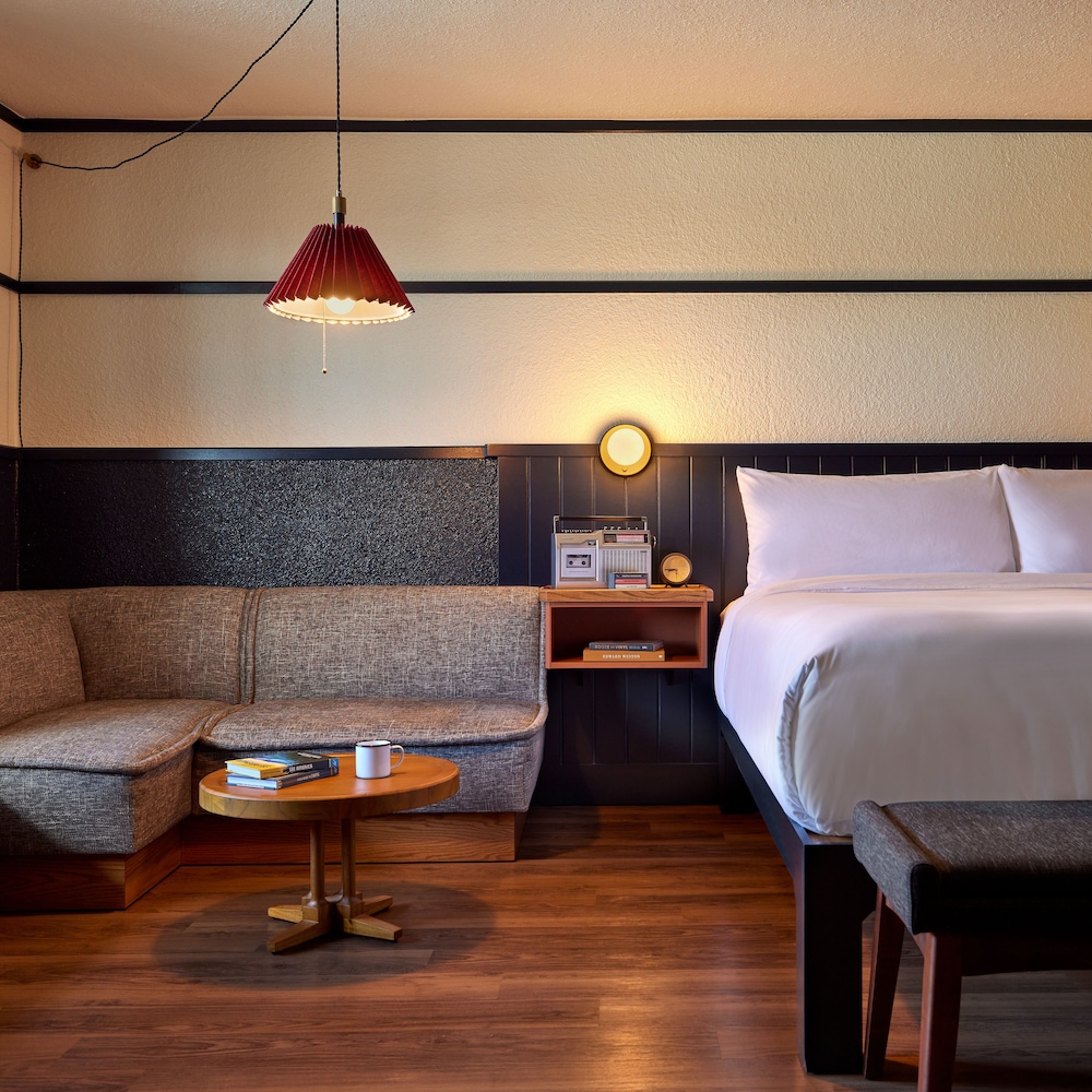 POOL, JUNIOR SUITE, KING BED