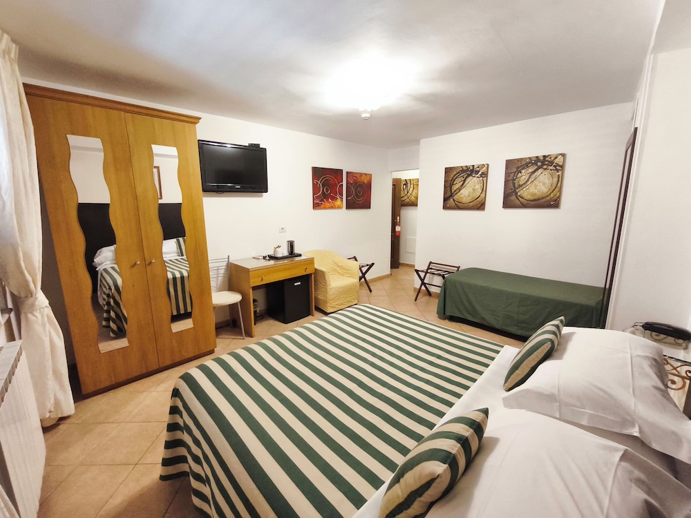 غرفة كلاسيكية بسرير كوين، Hotel La Pensione Svizzera 3/9