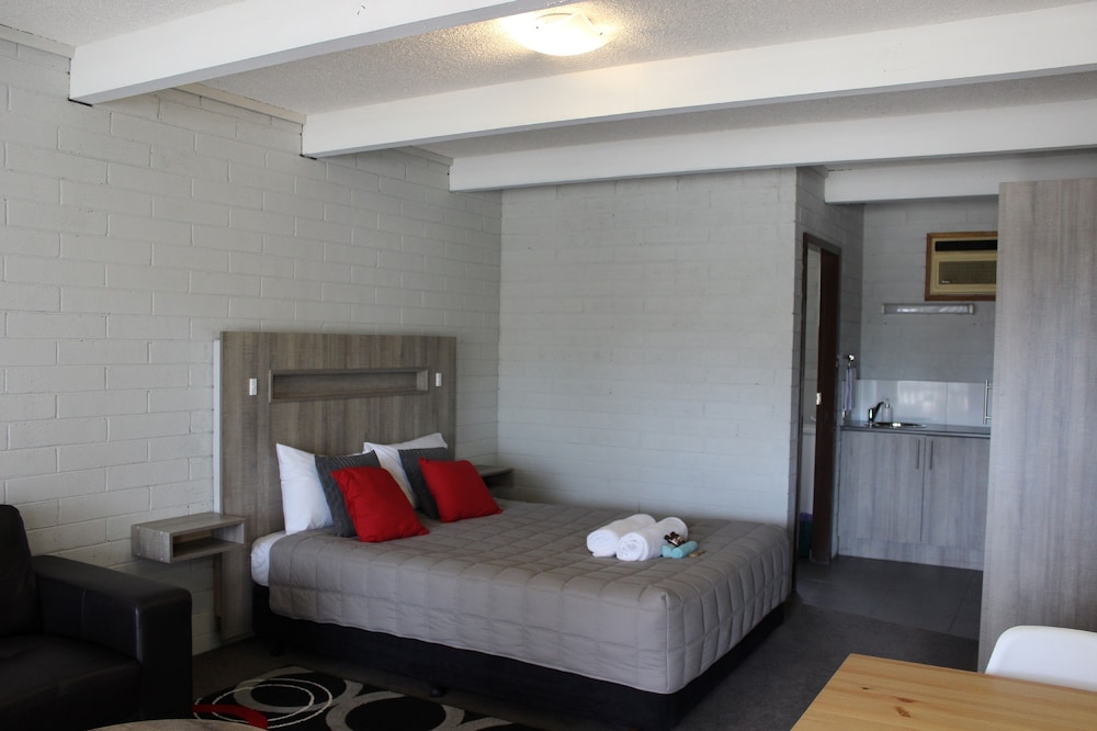 Thomas Lodge Motel 7/49