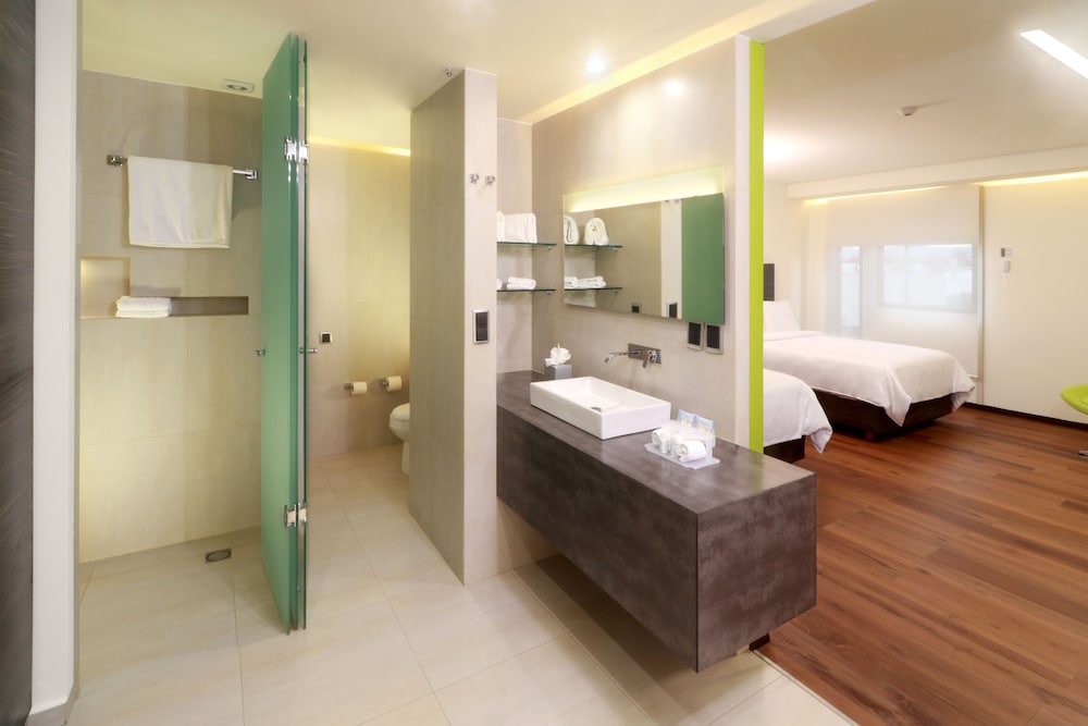 HOLIDAY INN EXPRESS MEXICO AEROPUERTO 7/37