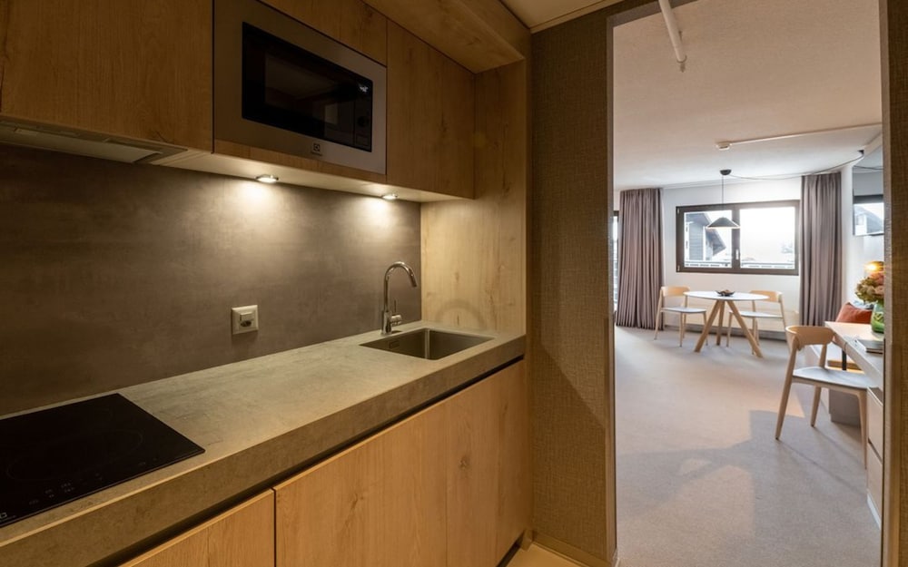 Victoria Hotel & Residence 50/50