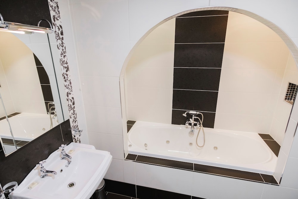 The Central Hotel Donegal 63/64