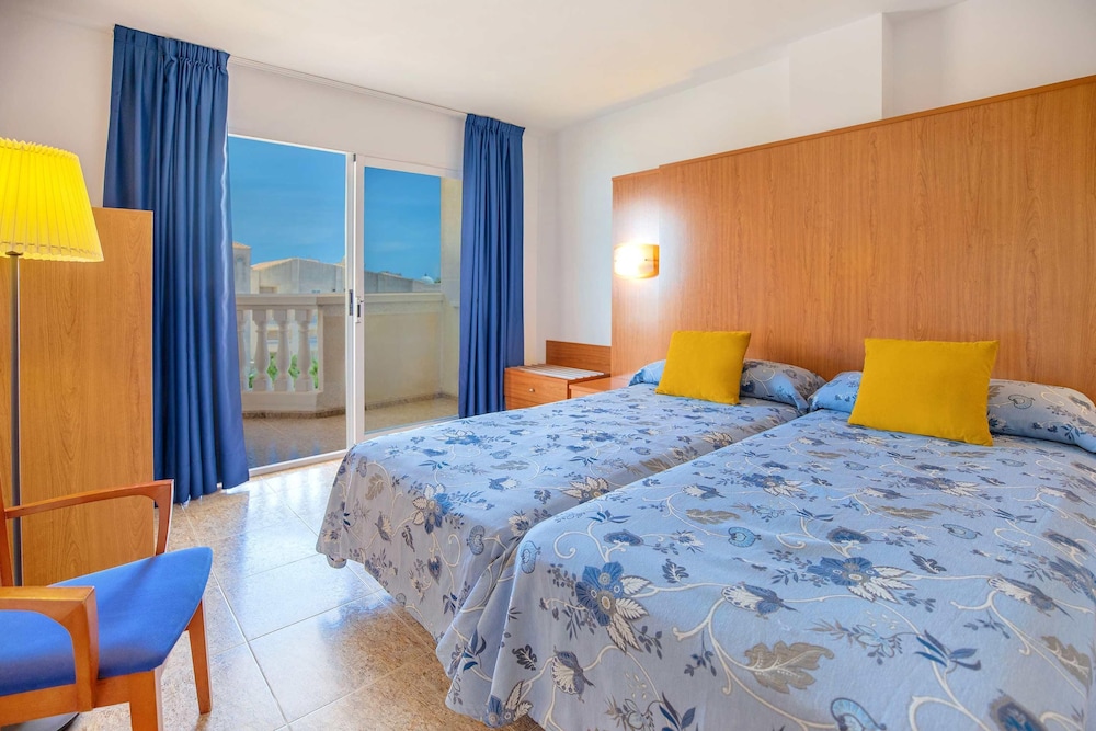 غرفة عائلية بثلاثة أسرّة بشرفة مع أريكة، Hotel Servigroup Romana 2/7