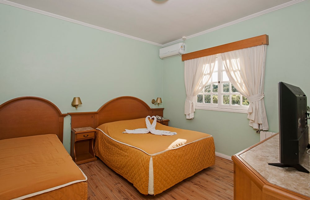 Galo Vermelho Hotel 47/67