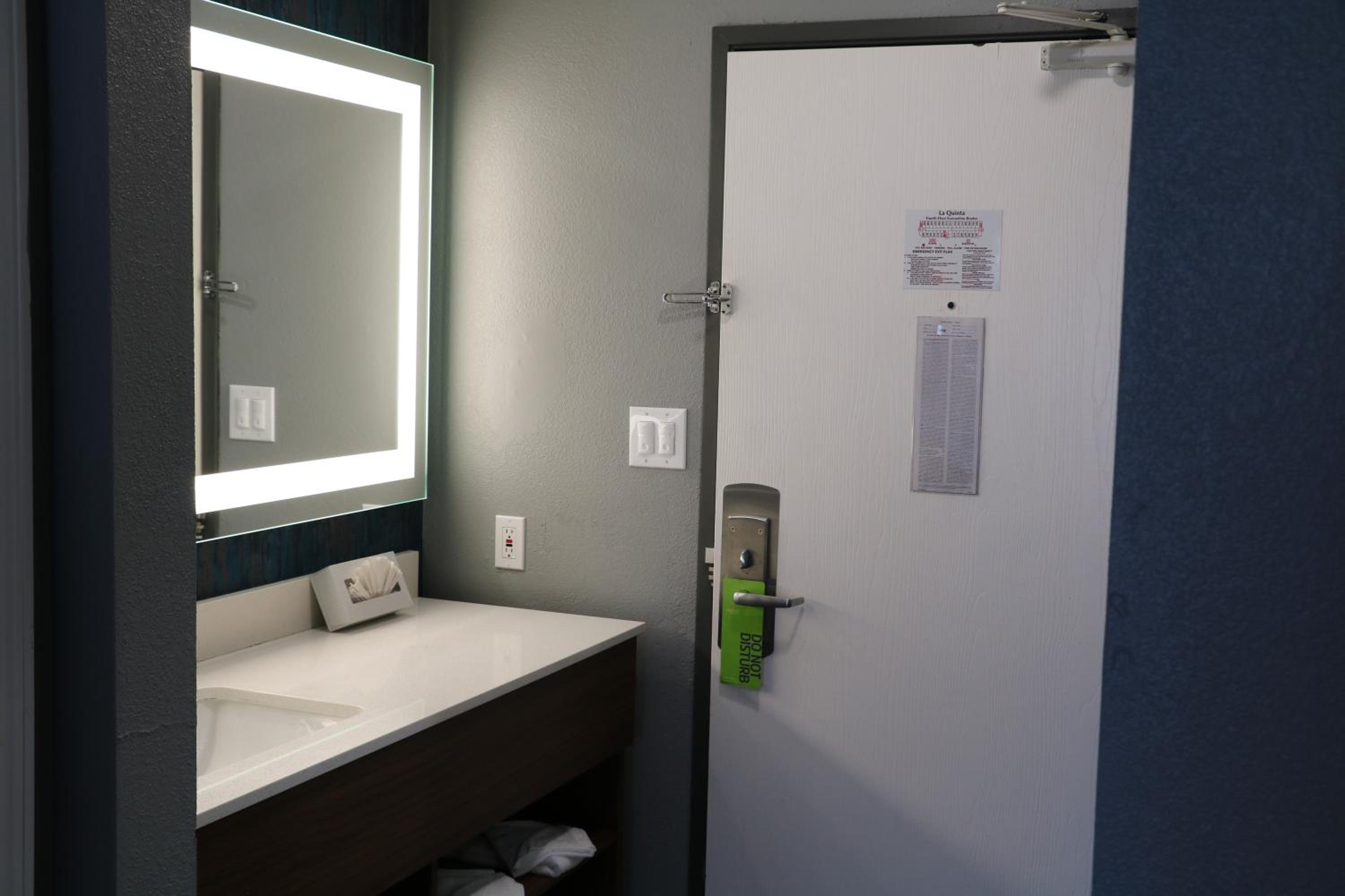 غرفة بسريرين مزدوجين، Studio 6 Extended stay Huntsville, AL - US Space & Rocket Center 4/6