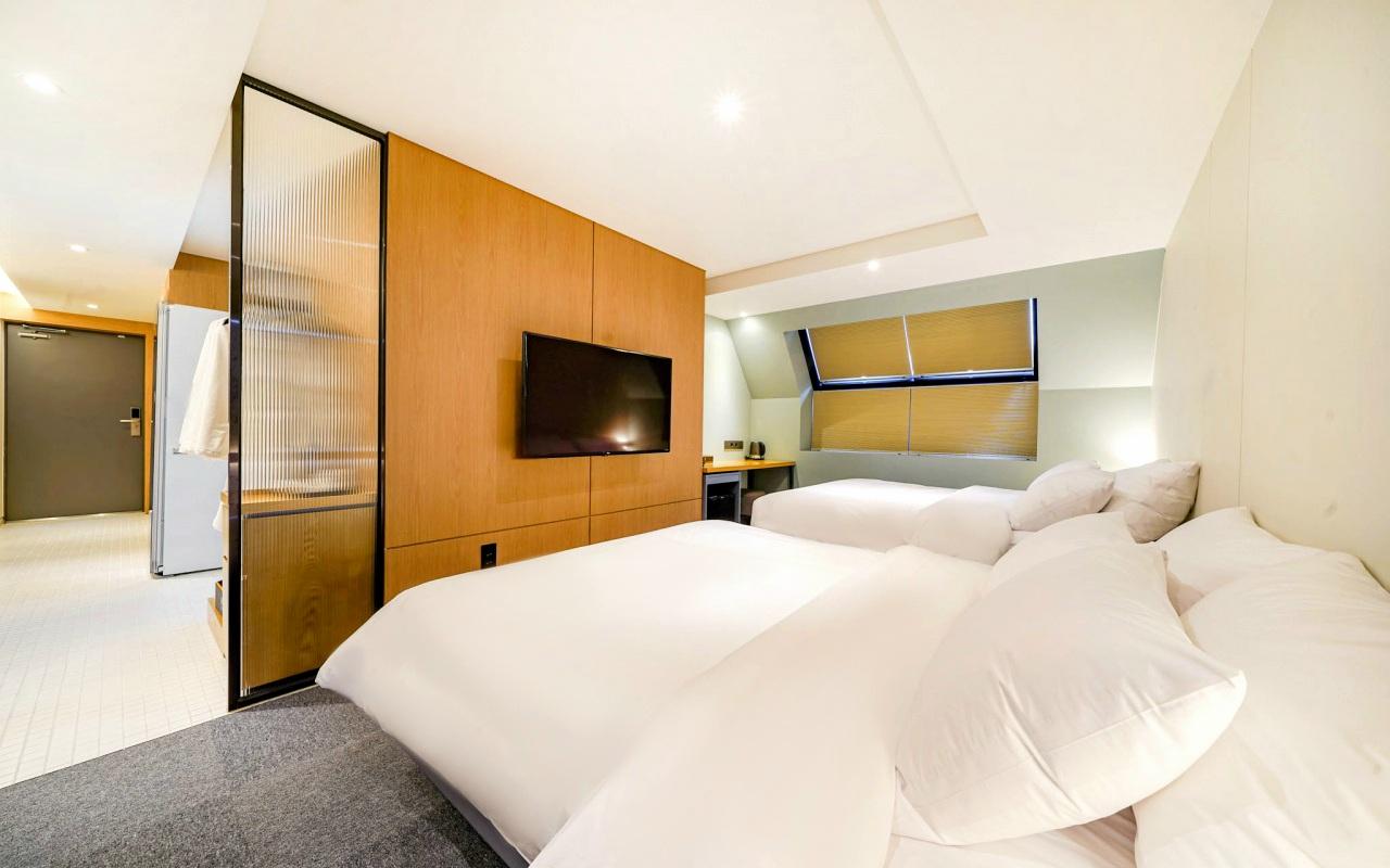 Sweet, Triple, 3 Queen Beds, Queen Bed, Terrace