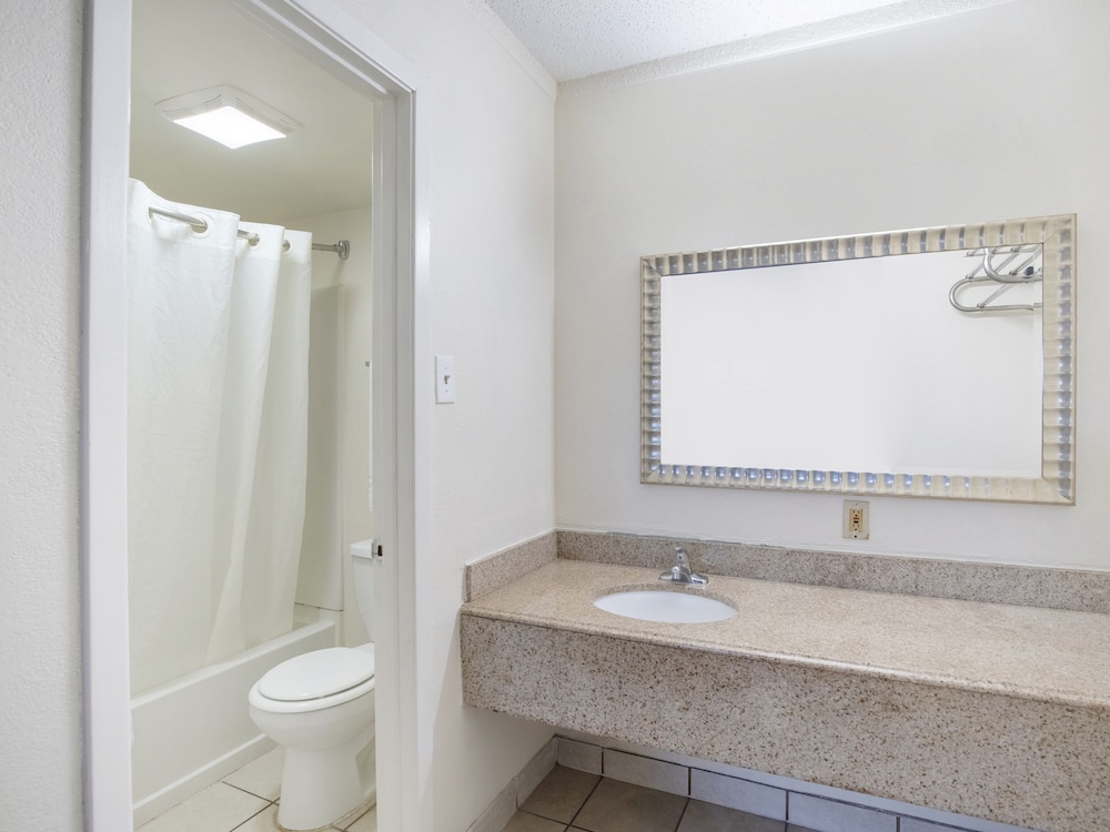 Oyo Hotel San Antonio Lackland AFB/Seaworld Hwy 90 W 49/52