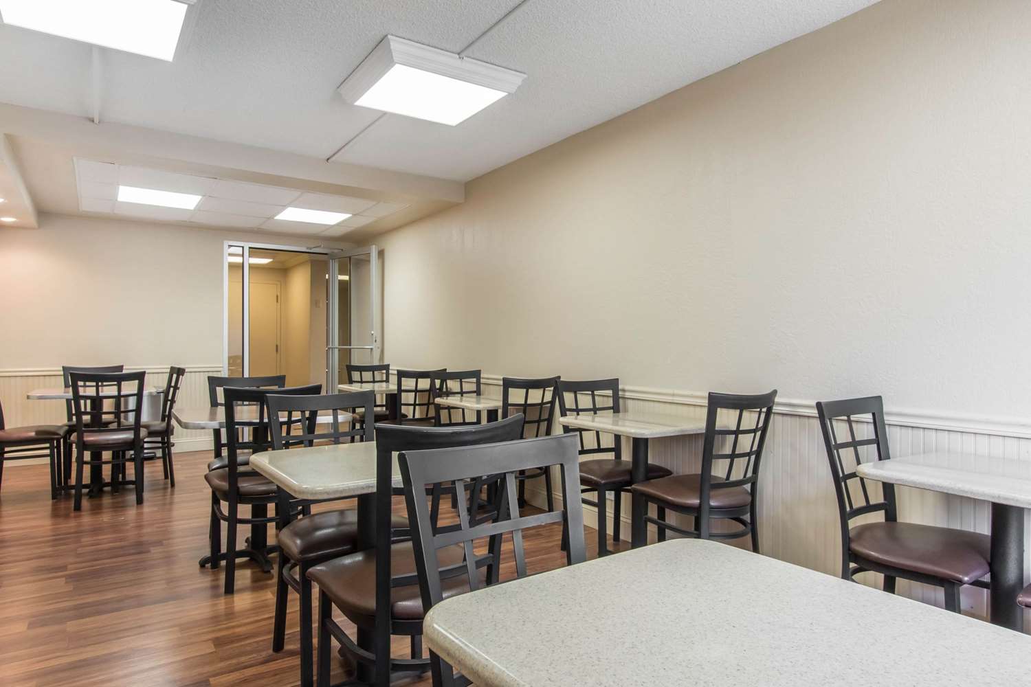 Econo Lodge Inn and Suites Joplin MO 32/42