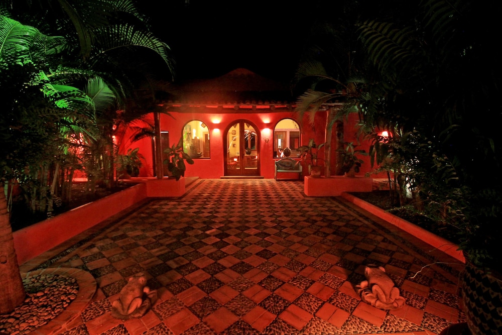 LAS ALAMANDAS 64/70