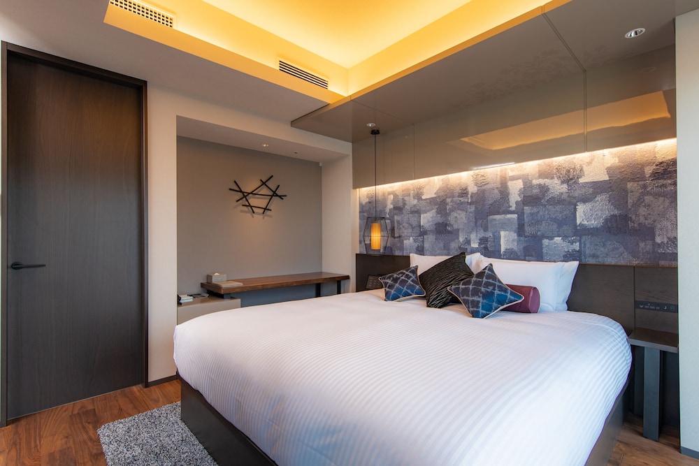 SUITE, KING BED