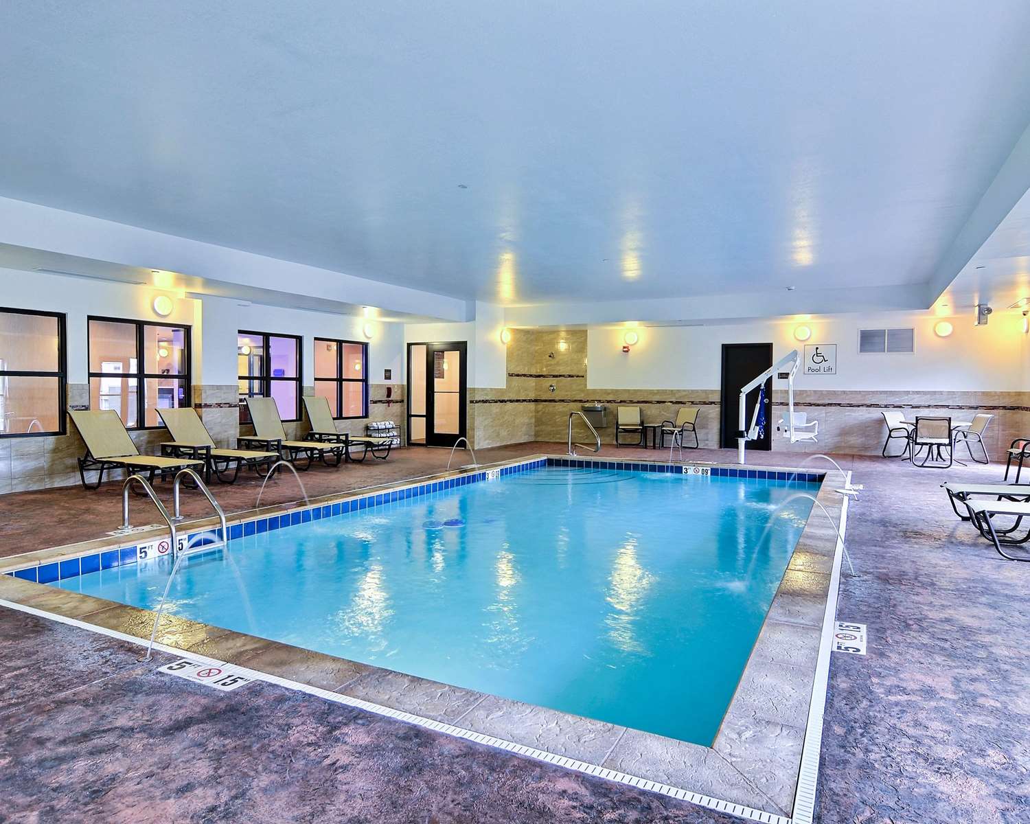 Comfort Suites Uniontown, PA 44/44