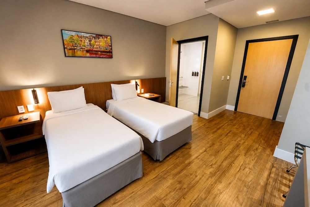 غرفة بسريرين منفصلين لذوي الإعاقة