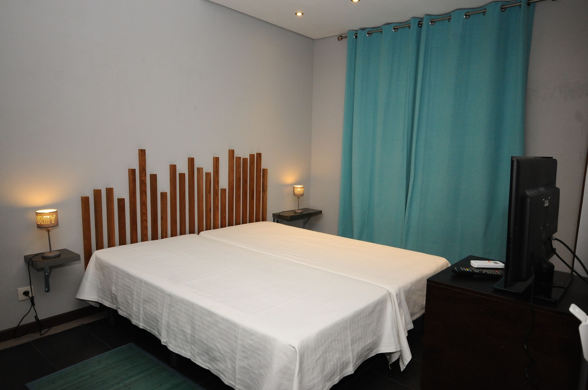 ROOM, TWIN BEDS