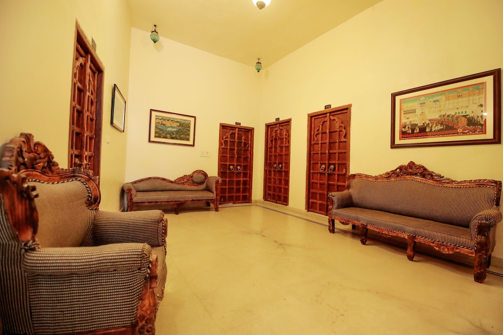 Hotal Devraj Niwas on Lake Pichola Udaipur 28/50