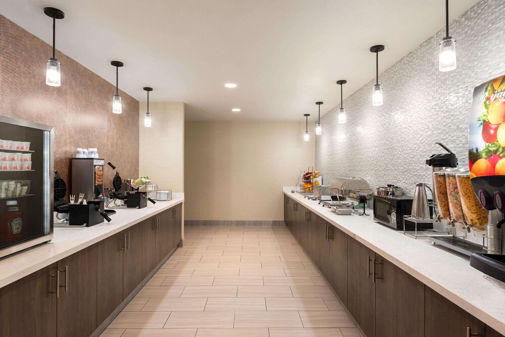 Lobby at LA QUINTA INN AND SUITES BY WYNDHAM CLOVIS CA, CLOVIS - CA