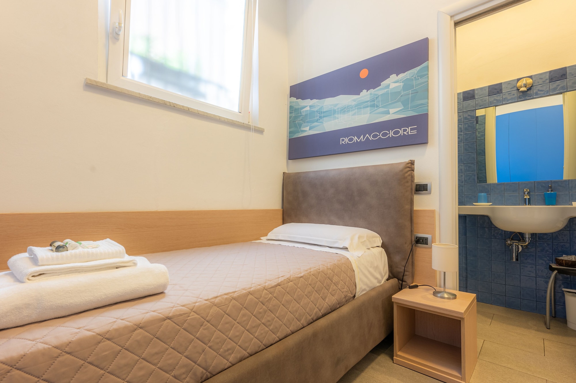 ROOM, SINGLE, SINGLE BED