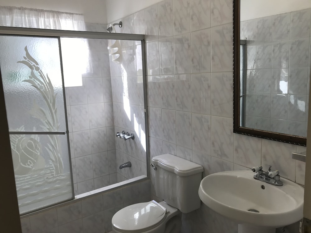 Retreat Guesthouse Luxury Suites 46/50