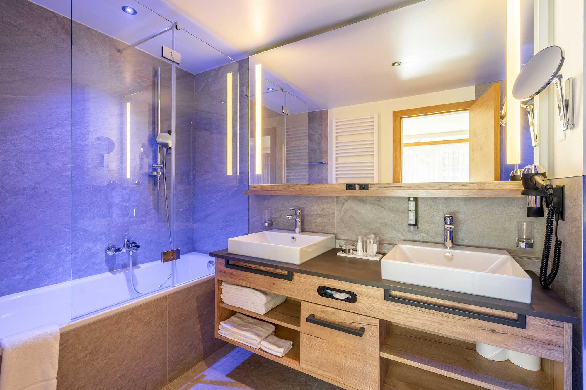 Standard, King Bed, Partial Mountain View، Hotel La Ginabelle 3/4