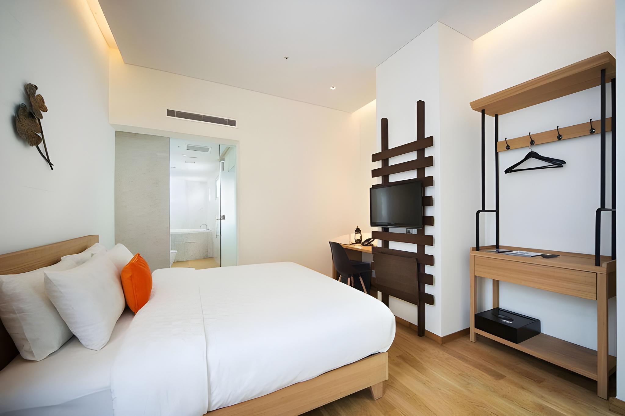 Premier, Queen Bed, Indoor Jetted Tub