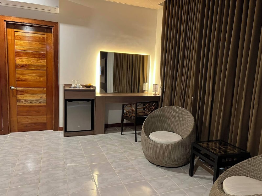 Linaw Beach Resort 48/73