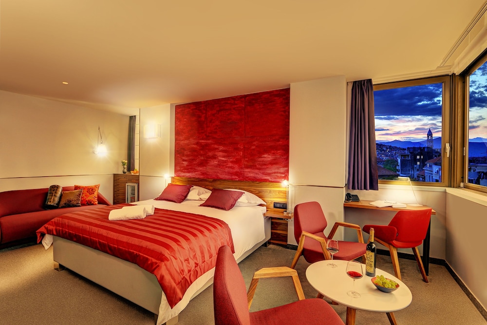 DELUXE, SUITE, PARTIAL SEA VIEW