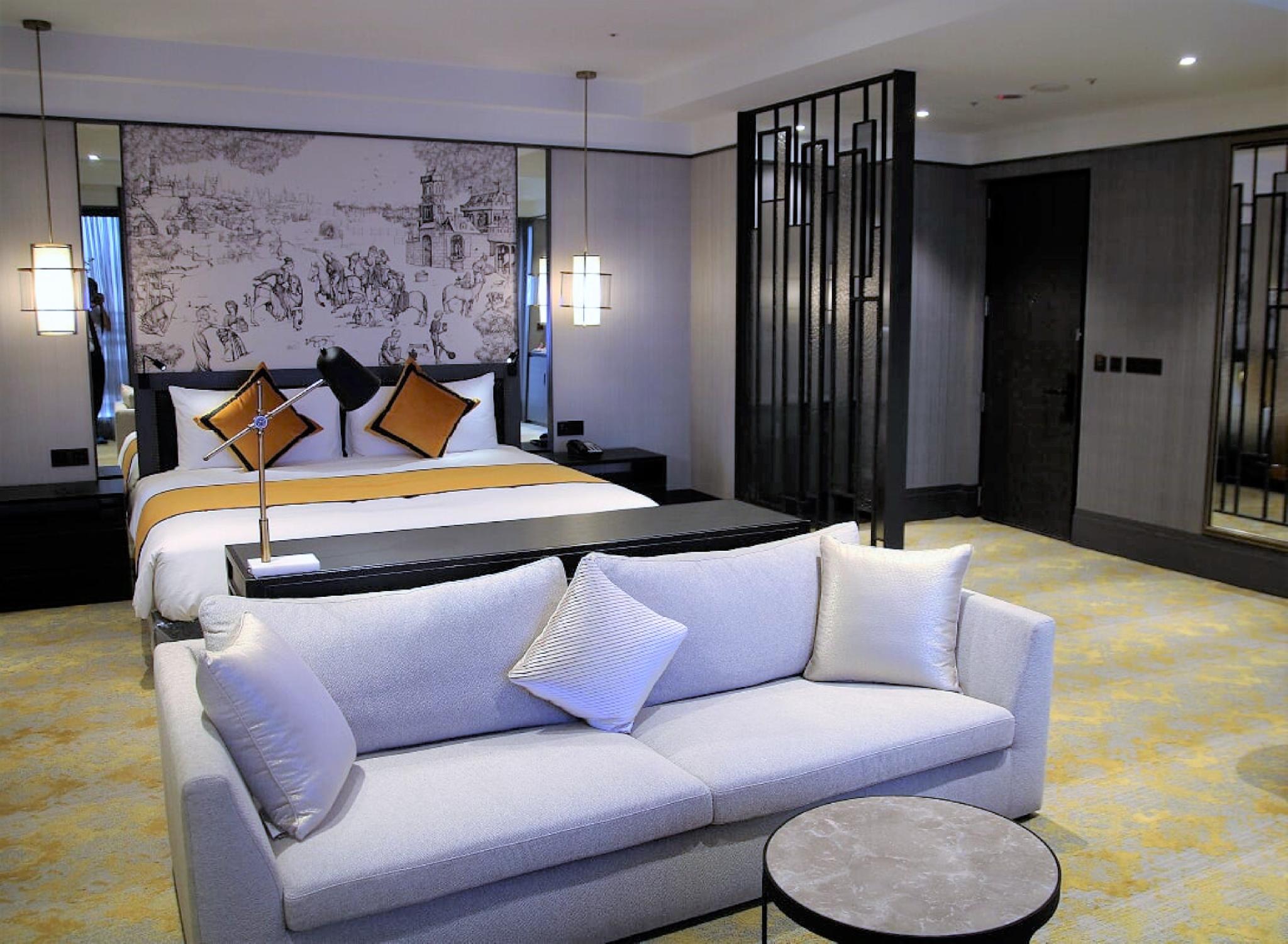 DELUXE, SUITE