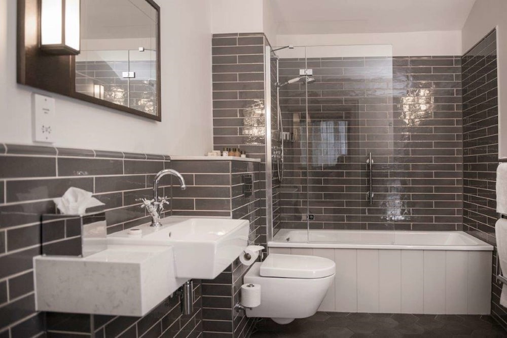 De Vere Horsley Estate 23/72