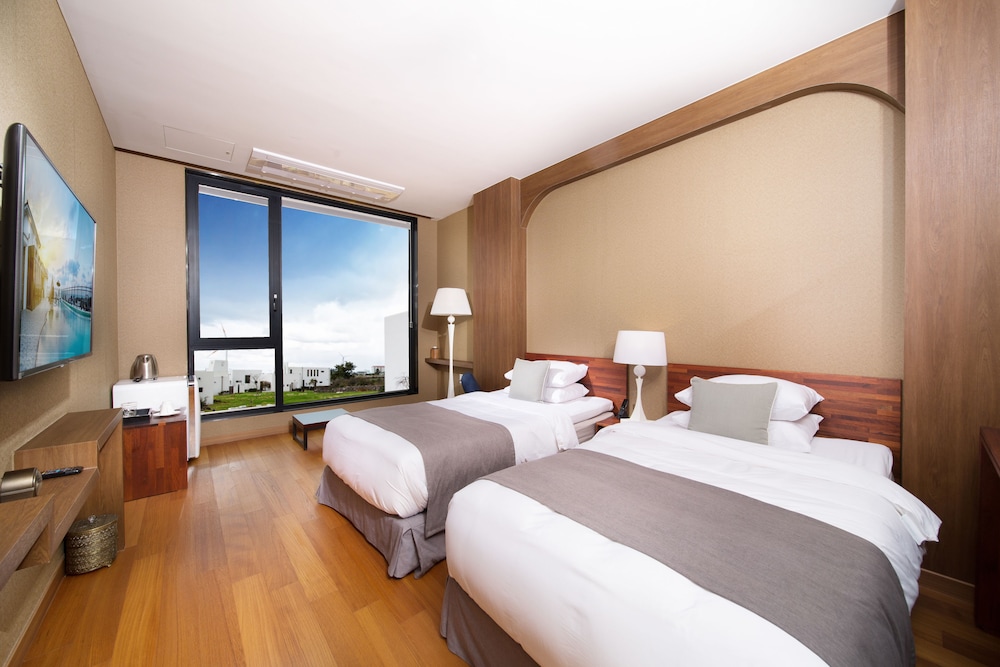 DELUXE, TWIN BEDS