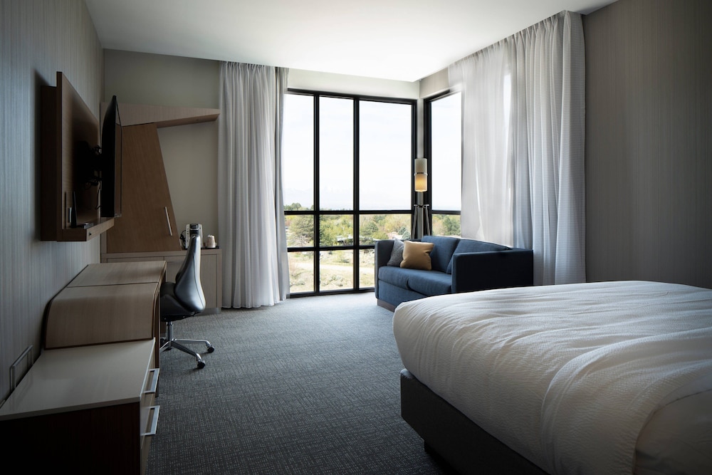 ROOM, KING BED, PARTIAL MOUNTAIN VIEW, SOFA, ACCESSIBLE