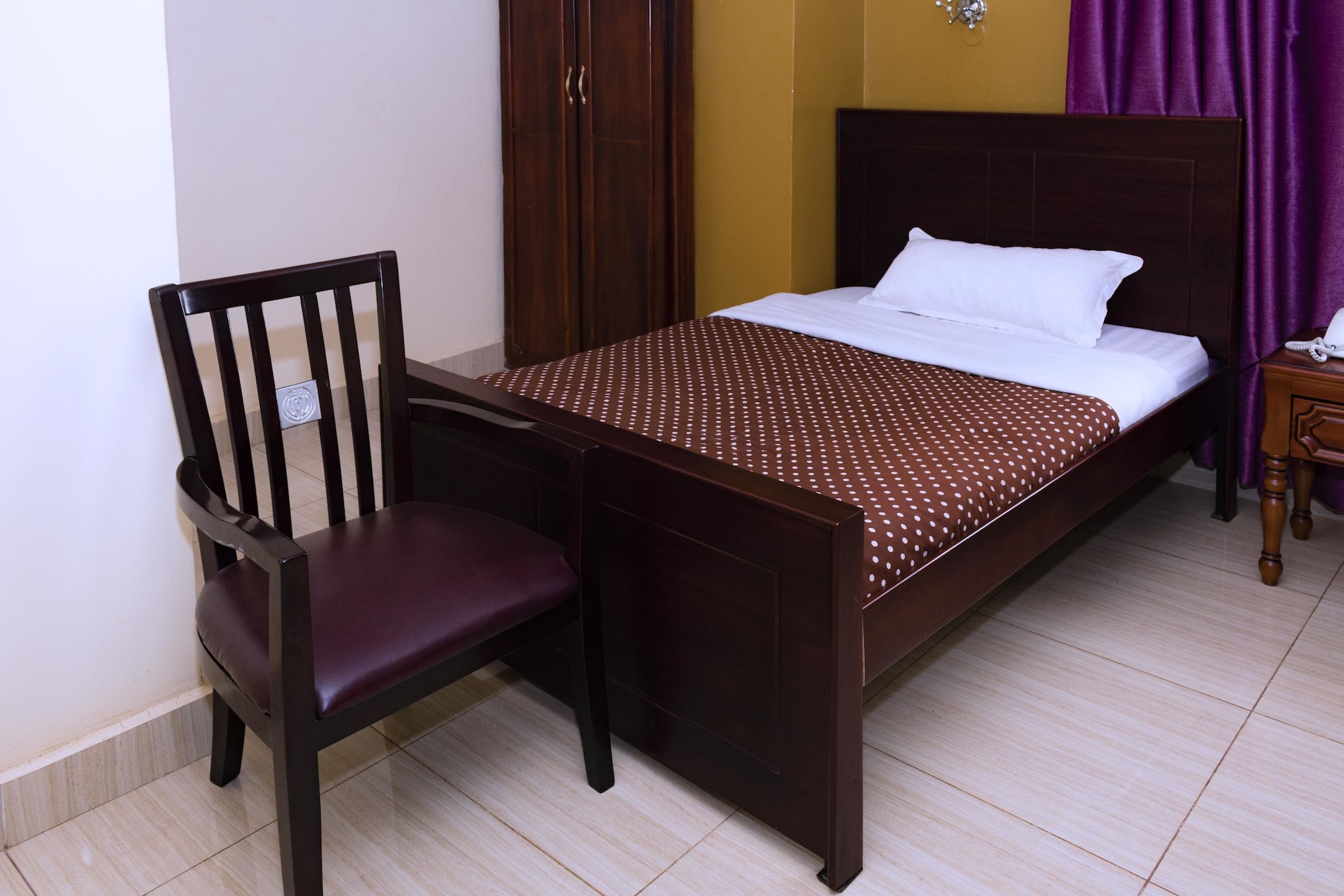ROOM, SINGLE