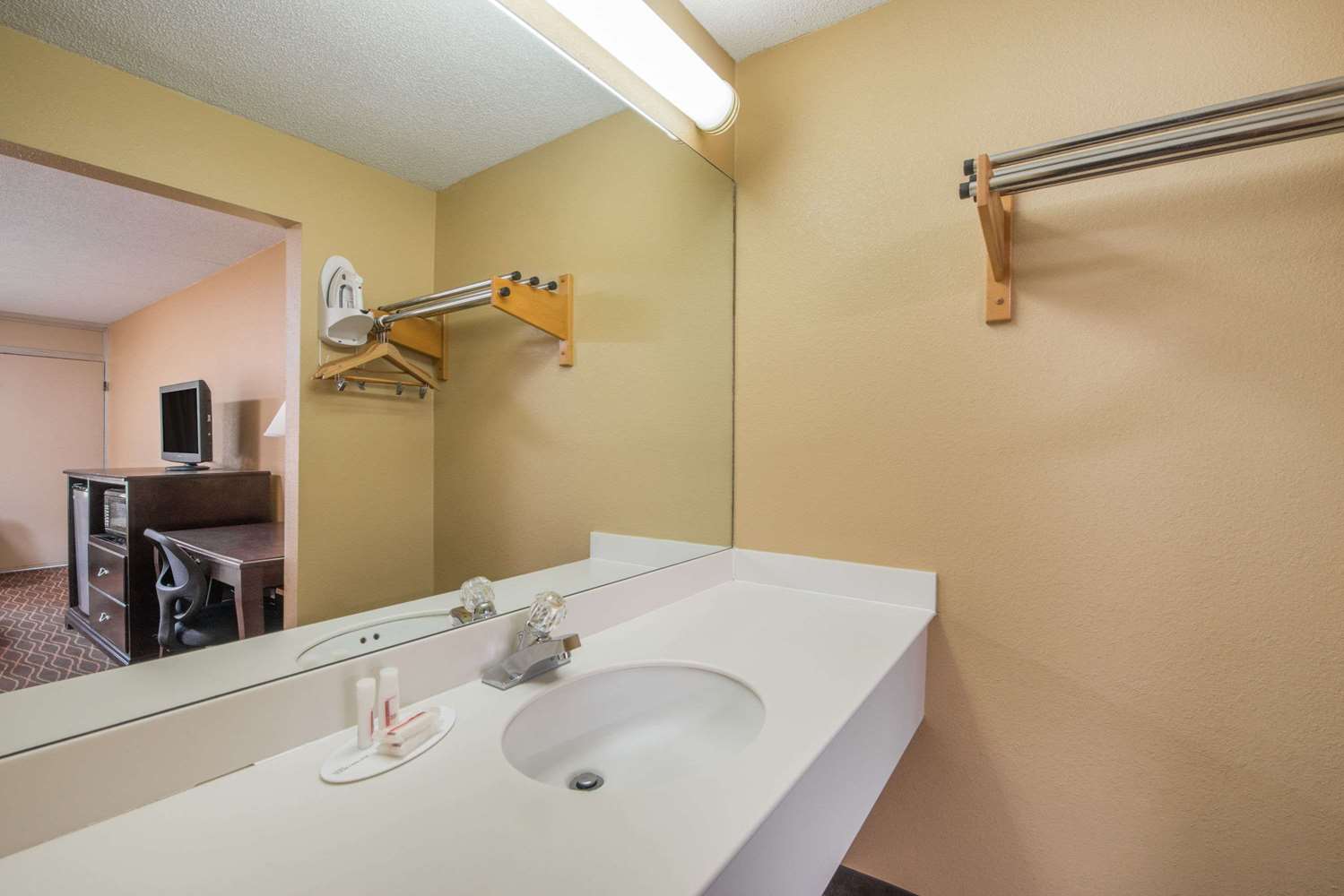Days Inn by Wyndham Paducah I-24 Exit 4 7/7