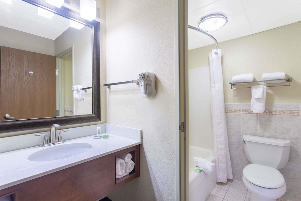 AmericInn by Wyndham Sheboygan 3/27