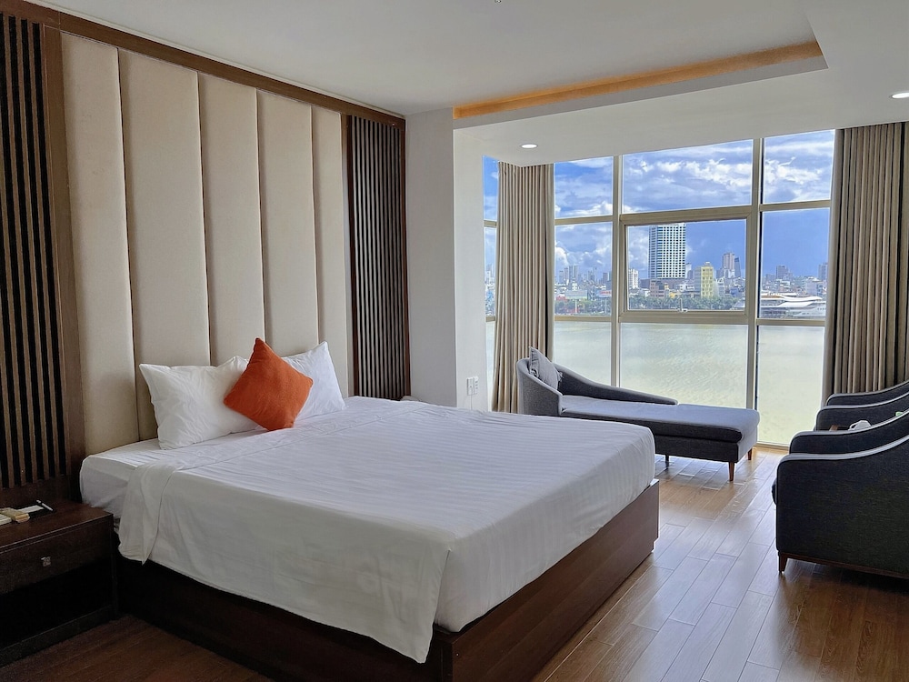Pariat River Front Hotel 8/62