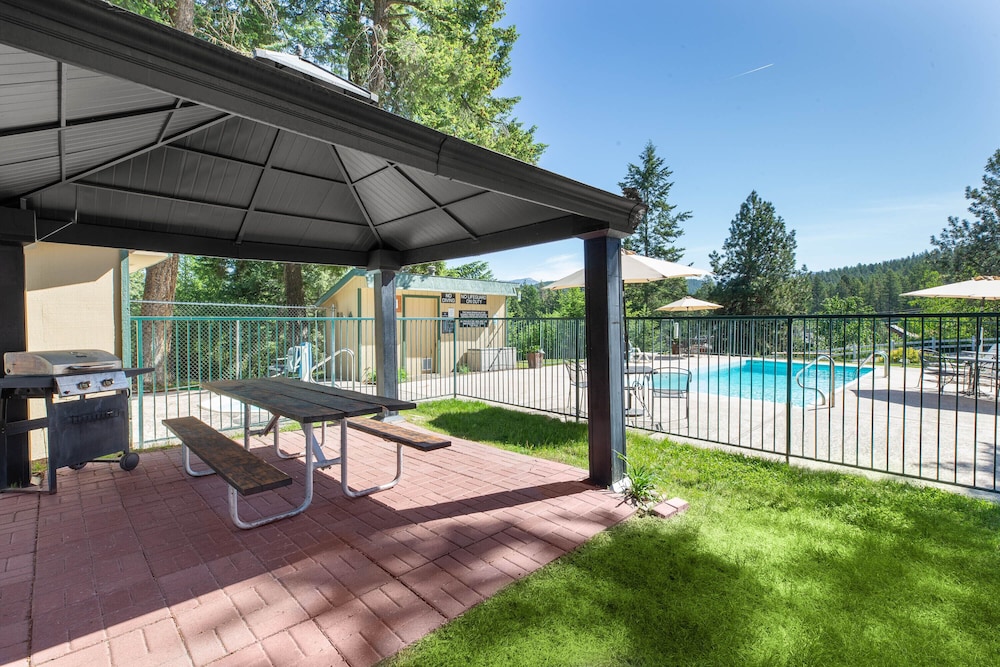 Timbers Motel Travelodge by Wyndham Bigfork 8/28