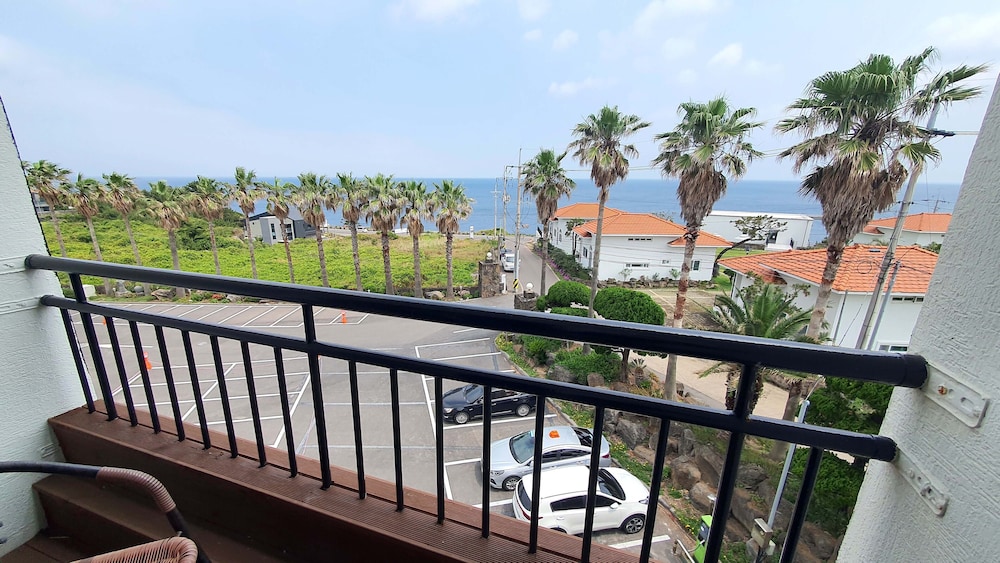 Sea Cliff Hotel Jeju 8/69