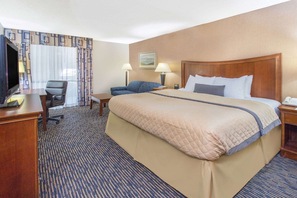 Urbana Hotel and Conference Center 11/35