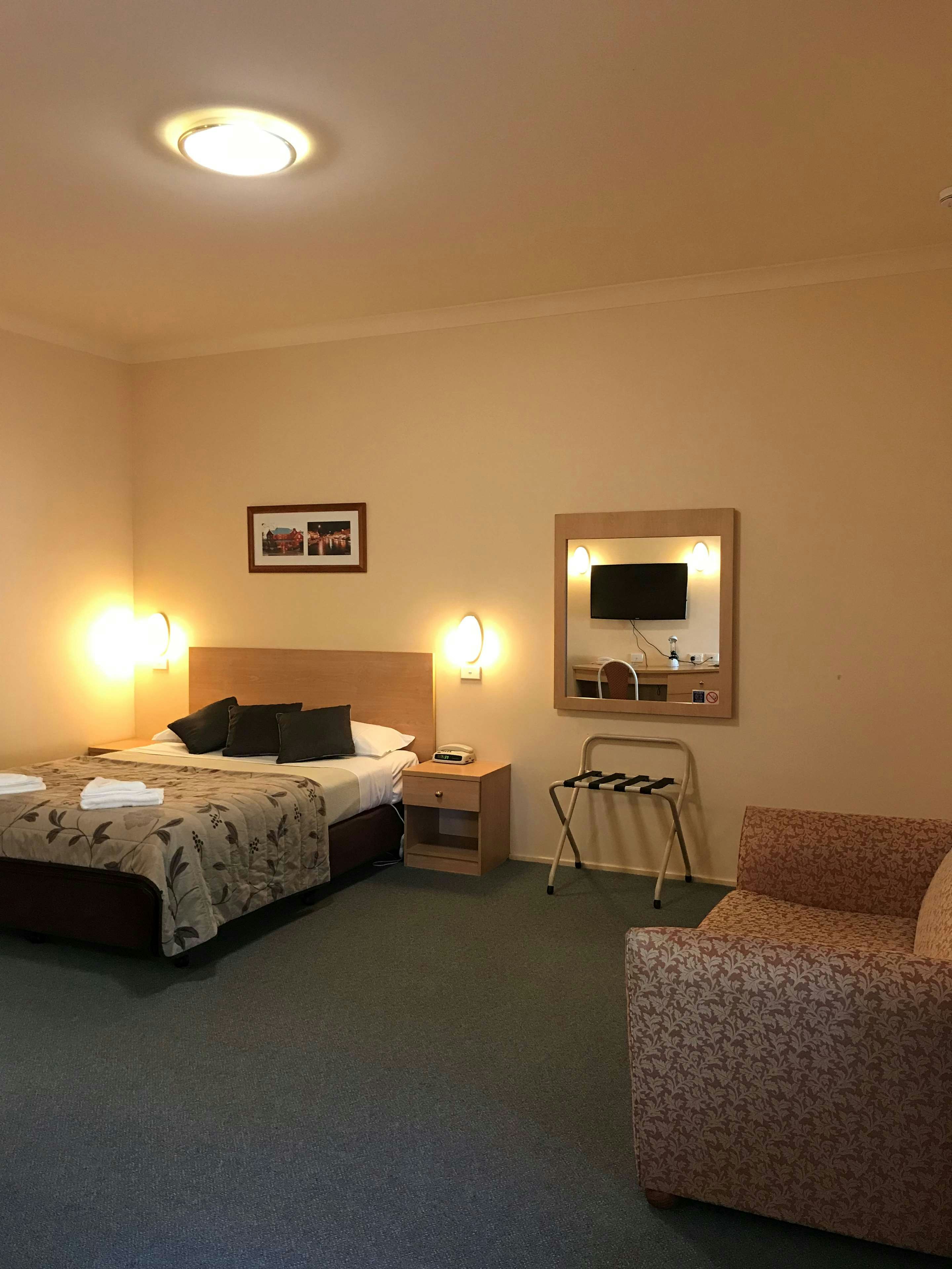 Country Gardens Motor Inn 4/33