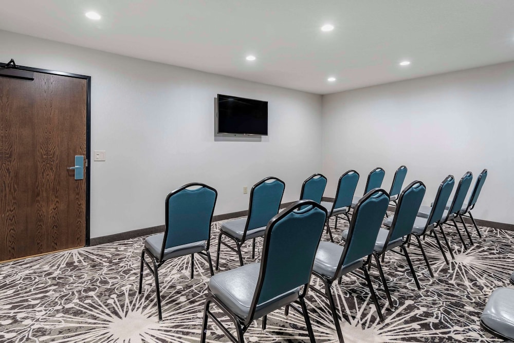 Comfort Inn & Suites Tualatin - Lake Oswego South 51/60