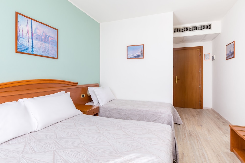 ROOM, QUADRUPLE