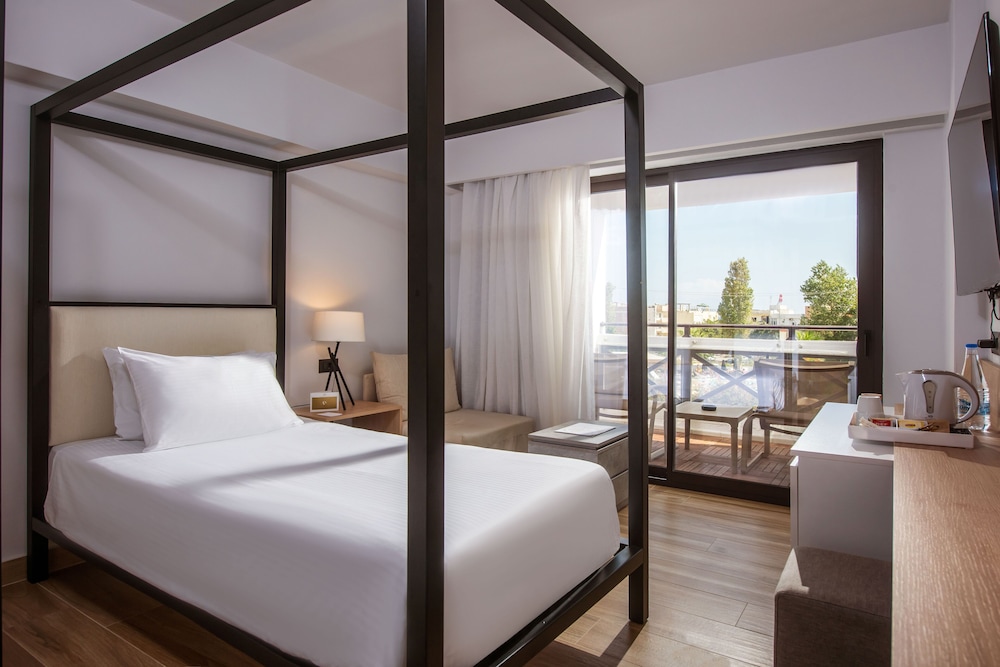 SINGLE ROOM