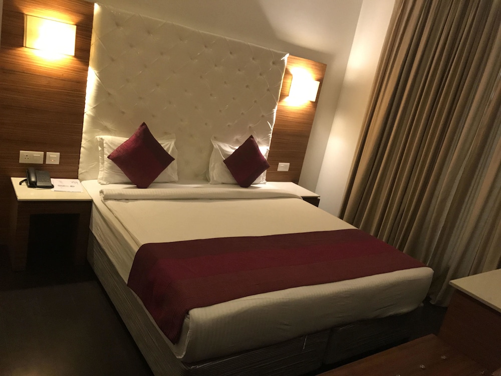 Hotel Ivory 32 19/63