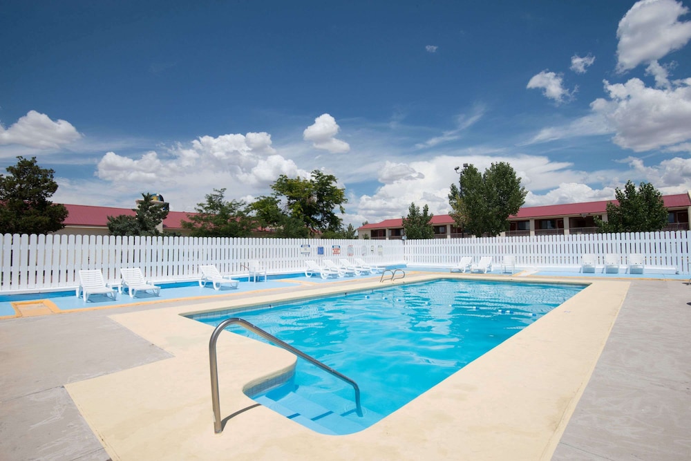 Days Inn By Wyndham Gallup 5/18